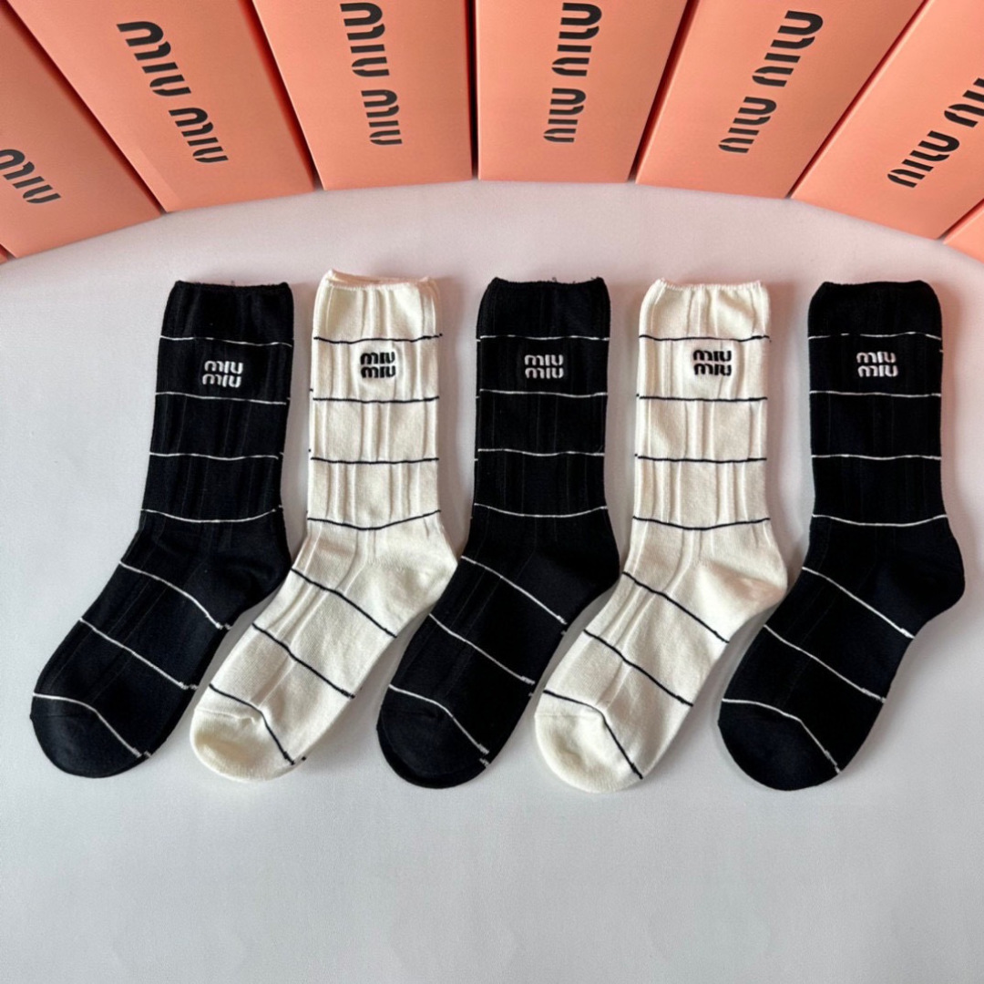 NO:718676,Specially equipped with counter packaging MiuMiu's new embroidered mid-length pile socks!  Five pairs in a box, synchronized tube socks at the counter, big brands going out on the street, must-have socks for fashionistas, stockings, socks, miumiu, socks19860909特 配专柜包装 MiuMiu（缪缪）新款刺绣中长款堆堆袜袜子！一盒五双,专柜同步筒袜袜子,大牌出街,潮人必备超好搭袜子,丝袜,袜子,miumiu,socks,accessory