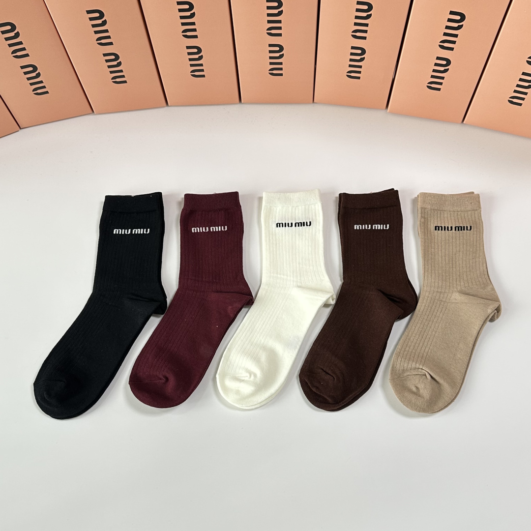 NO:718682,Specially equipped with counter packaging MiuMiu's new mid-length pile socks!  Five pairs in a box, counter-synchronized tube socks, big brands out on the street, a must-have for fashionistas, super easy to match. Socks, stockings, socks, miumiu, socks19860909特 配专柜包装 MiuMiu（缪缪）新款中长款堆堆袜袜子！一盒五双,专柜同步筒袜袜子,大牌出街,潮人必备超好搭.袜子,丝袜,袜子,miumiu,socks,accessory