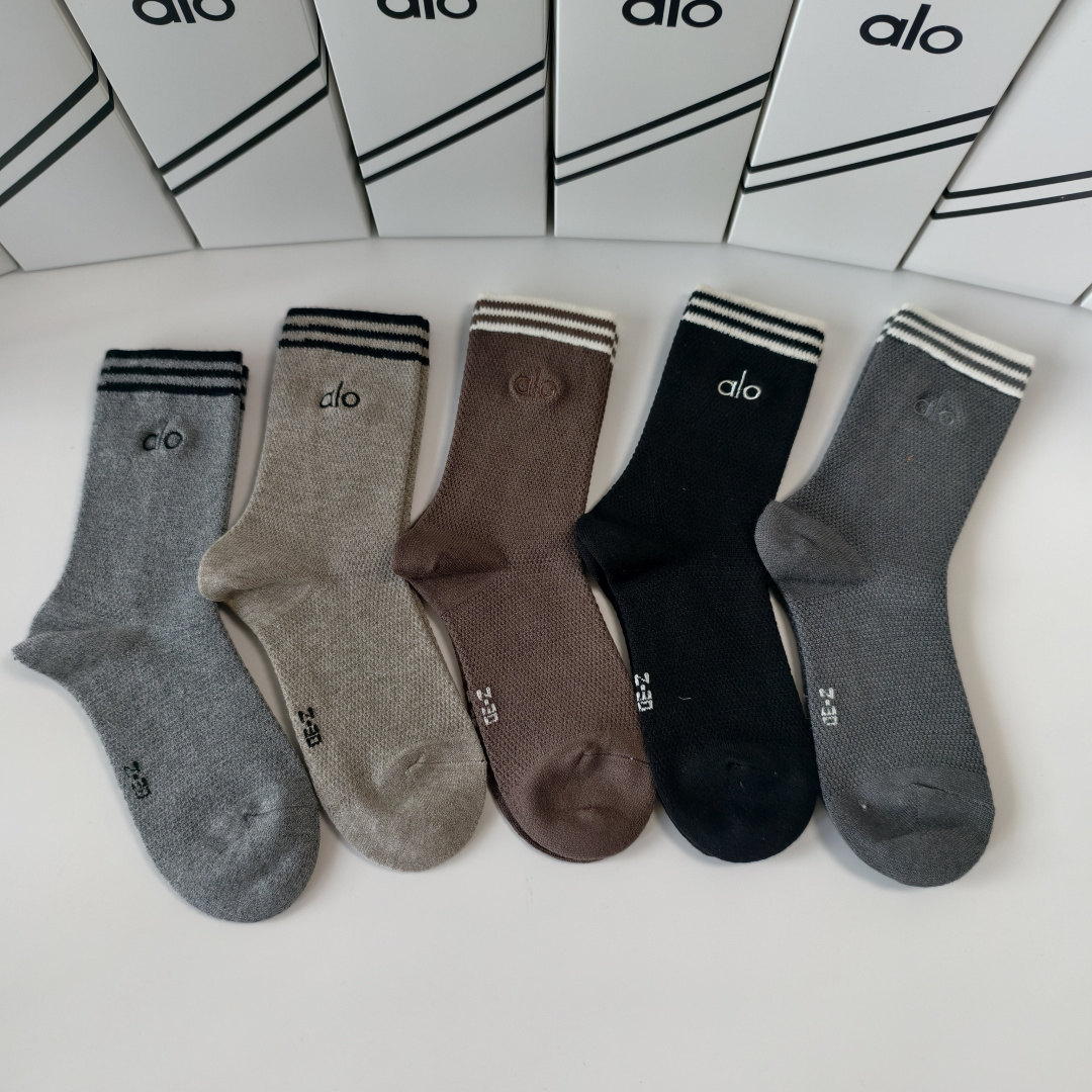 NO:718717,Special counter packaging for ALO's new double-needle embroidered mid-length socks!  Five pairs in a box, synchronized tube socks at the counter, big brands going out on the street, must-have socks for fashionistas, stockings, socks, socks19860909特配专柜包装 ALO 新款双针刺绣中长筒袜堆堆袜袜子！一盒五双,专柜同步筒袜袜子,大牌出街,潮人必备超好搭袜子,丝袜,袜子,socks,accessory
