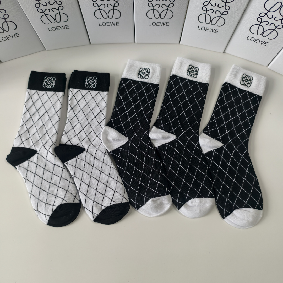 NO:719072,Special packaging LOEWE's new embroidered classic mid-length pile socks!  Five pairs in a box, counter-synchronized tube socks, big brands out on the street, a must-have for fashionistas, super easy to match. Socks, stockings, socks, loewe, loewe, socks19860909特 配包装 LOEWE（罗意威）新款刺绣经典中长款堆堆袜袜子！一盒五双, 专柜同步筒款袜子,大牌出街,潮人必备超好搭.袜子,丝袜,袜子,loewe,loewe,socks,accessory