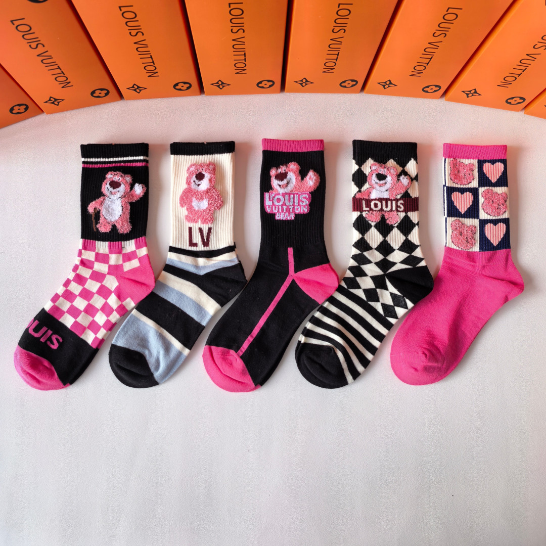 NO:719061,Specially packaged LV (Louis Vuitton) new strawberry bear feather yarn classic mid-length pile socks!  Five pairs in a box, counter-synchronized tube socks, big brands out on the street, fashionable people must have super good socks, stockings, socks, louis vuitton, louis vuitton, socks19860909特 配包装 LV（路易威登）新款草莓熊羽毛纱经典中长款堆堆袜袜子！一盒五双, 专柜同步筒款袜子,大牌出街,潮人必备超好袜子,丝袜,袜子,louis vuitton,louis vuitton,socks,accessory