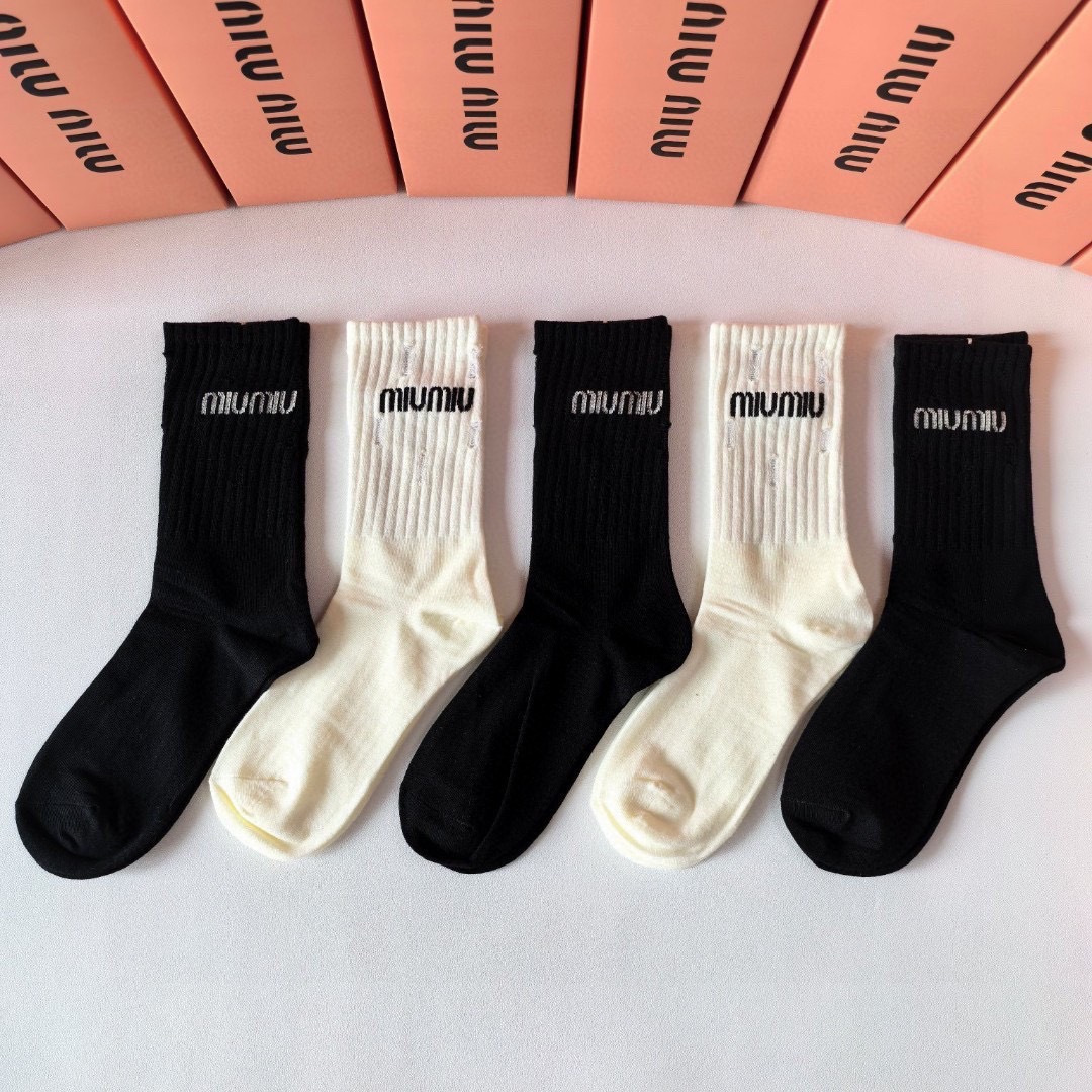 NO:719067,Specially equipped with counter packaging MiuMiu's new mid-length pile socks!  Five pairs in a box, counter-synchronized tube socks, big brands out on the street, a must-have for fashionistas, super easy to match. Socks, stockings, socks, miumiu, socks19860909特 配专柜包装 MiuMiu(缪缪)新款中长款堆堆袜袜子！一盒五双,专柜同步筒袜袜子,大牌出街,潮人必备超好搭.袜子,丝袜,袜子,miumiu,socks,accessory