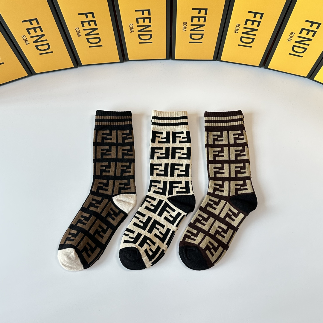 NO:719073,Special packaging FENDI’s new classic mid-length pile socks!  3 pairs in a box, counter-synchronized tube socks, big brands out on the street, a must-have for fashionistas, super easy to match. Socks, stockings, socks, fendi, fendi, socks19860909特 配包装 FENDI（芬迪）新款经典中长款堆堆袜袜子！一盒3双, 专柜同步筒款袜子,大牌出街,潮人必备超好搭.袜子,丝袜,袜子,fendi,fendi,socks,accessory