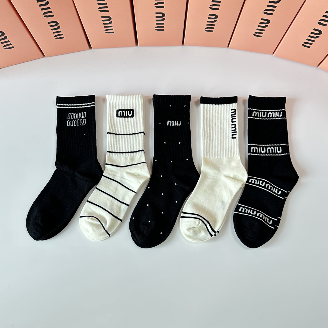 NO:719096,Special packaging MiuMiu's new mid-length pile socks!  Five pairs in a box, synchronized tube socks at the counter, big brands out on the street, must-have socks for fashionistas, stockings, socks, miumiu, socks19860909特 配包装 MiuMiu（缪缪）新款中长款堆堆袜袜子！一盒五双, 专柜同步筒款袜子,大牌出街,潮人必备超好搭袜子,丝袜,袜子,miumiu,socks,accessory