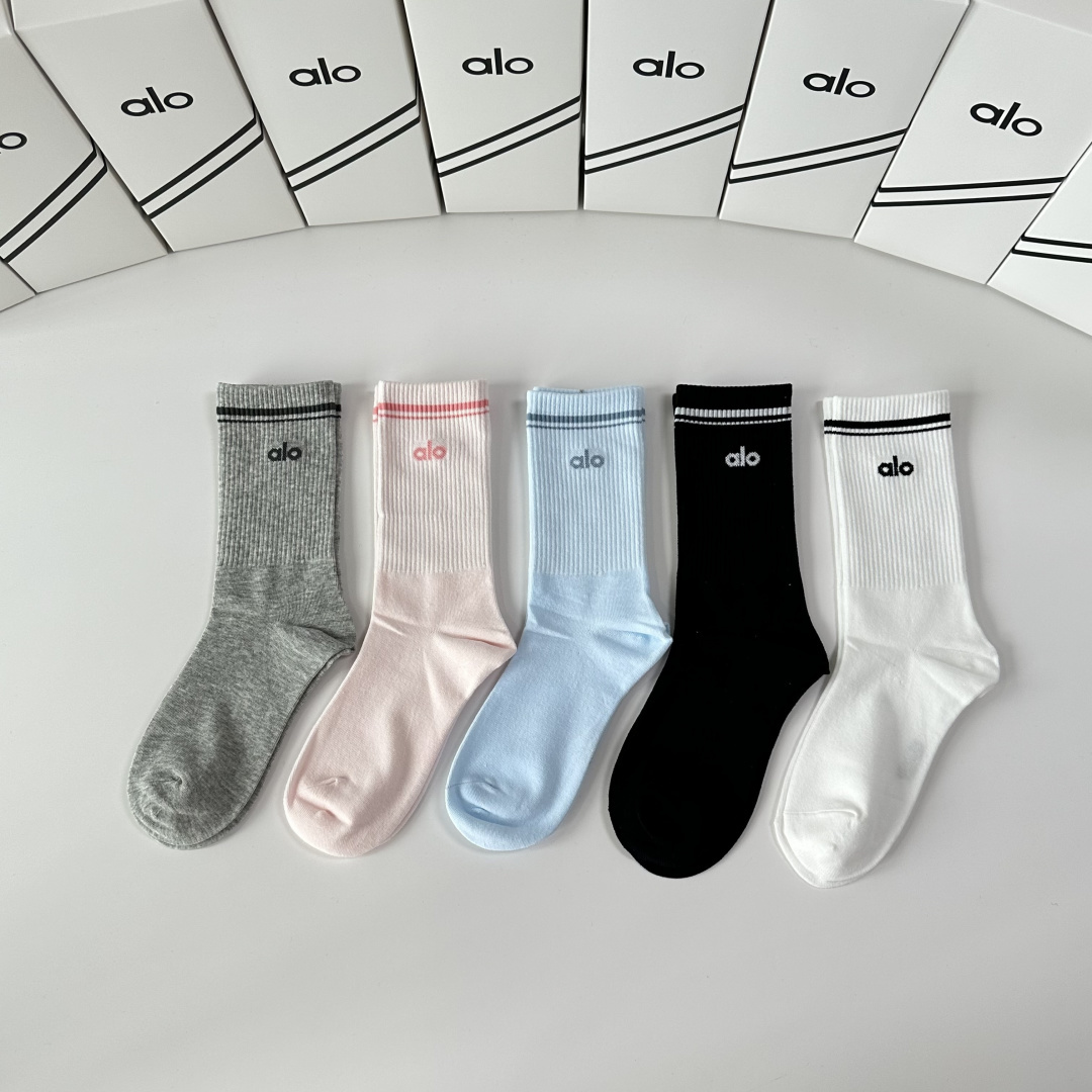 NO:719084,Specially equipped with counter packaging, ALO's new mid-length pile socks!  Five pairs in a box, synchronized tube socks at the counter, big brands going out on the street, a must-have for fashionistas, super easy to match. Socks, stockings, socks, socks19860909特 配专柜包装 ALO 新款中长款堆堆袜袜子！一盒五双,专柜同步筒袜袜子,大牌出街,潮人必备超好搭.袜子,丝袜,袜子,socks,accessory