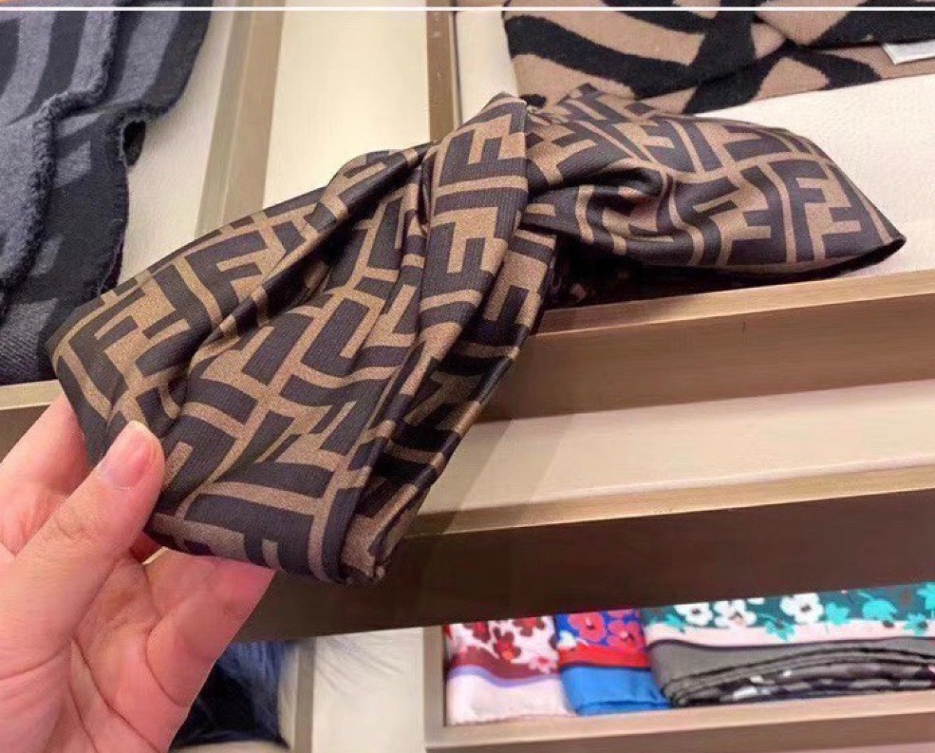 配专柜包装Fendi（芬迪）FF棕色官网爆款发带 多功能时尚束发头饰时尚名媛风 人手必备#