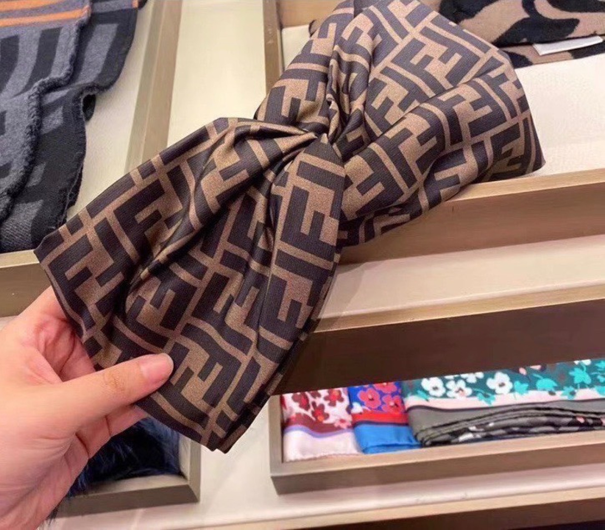 配专柜包装Fendi（芬迪）FF棕色官网爆款发带 多功能时尚束发头饰时尚名媛风 人手必备#