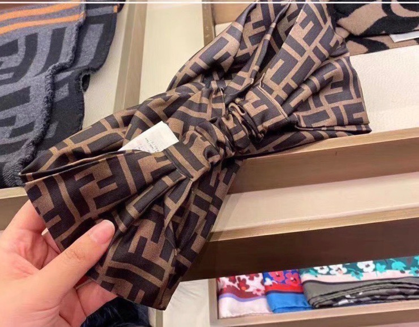 配专柜包装Fendi（芬迪）FF棕色官网爆款发带 多功能时尚束发头饰时尚名媛风 人手必备#