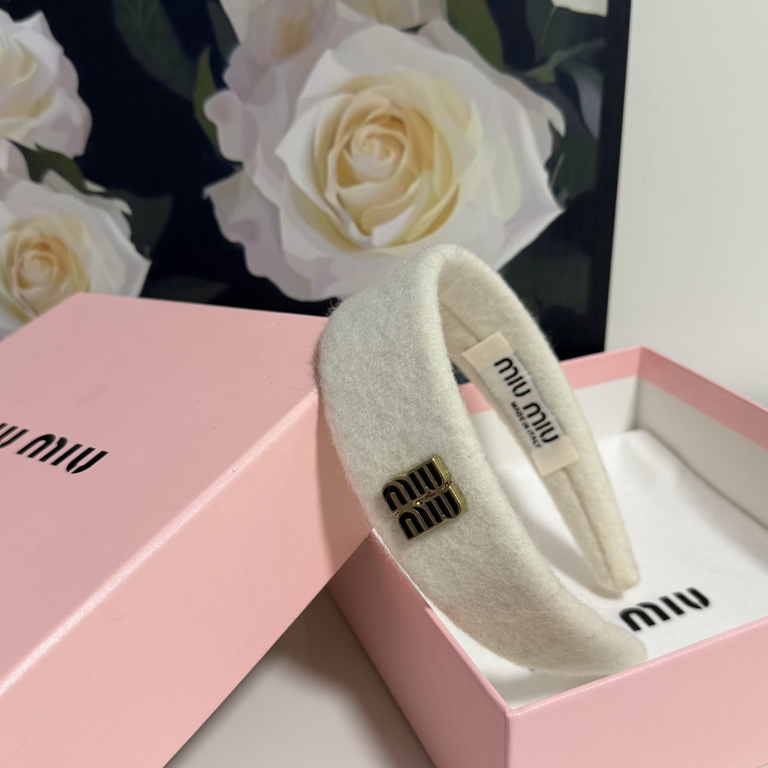 配专柜包装MiuMiu（缪缪）最新发箍小仙女快入手特殊材质 不嘞头可盐可甜～