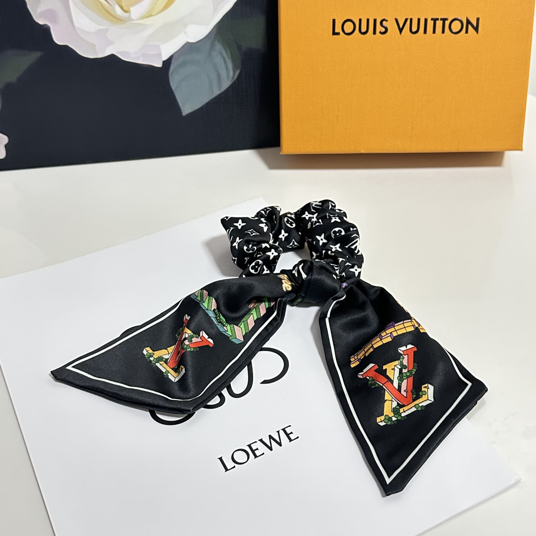 配专柜包装Lv（路易威登）最新真丝轻奢发圈小仙女快入手特殊材质 不嘞头可盐可甜～