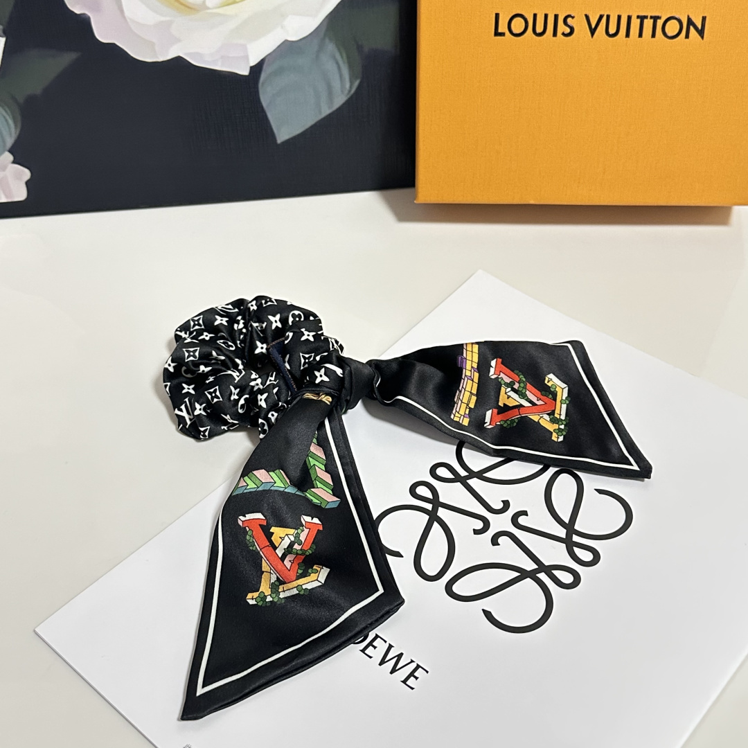 配专柜包装Lv（路易威登）最新真丝轻奢发圈小仙女快入手特殊材质 不嘞头可盐可甜～