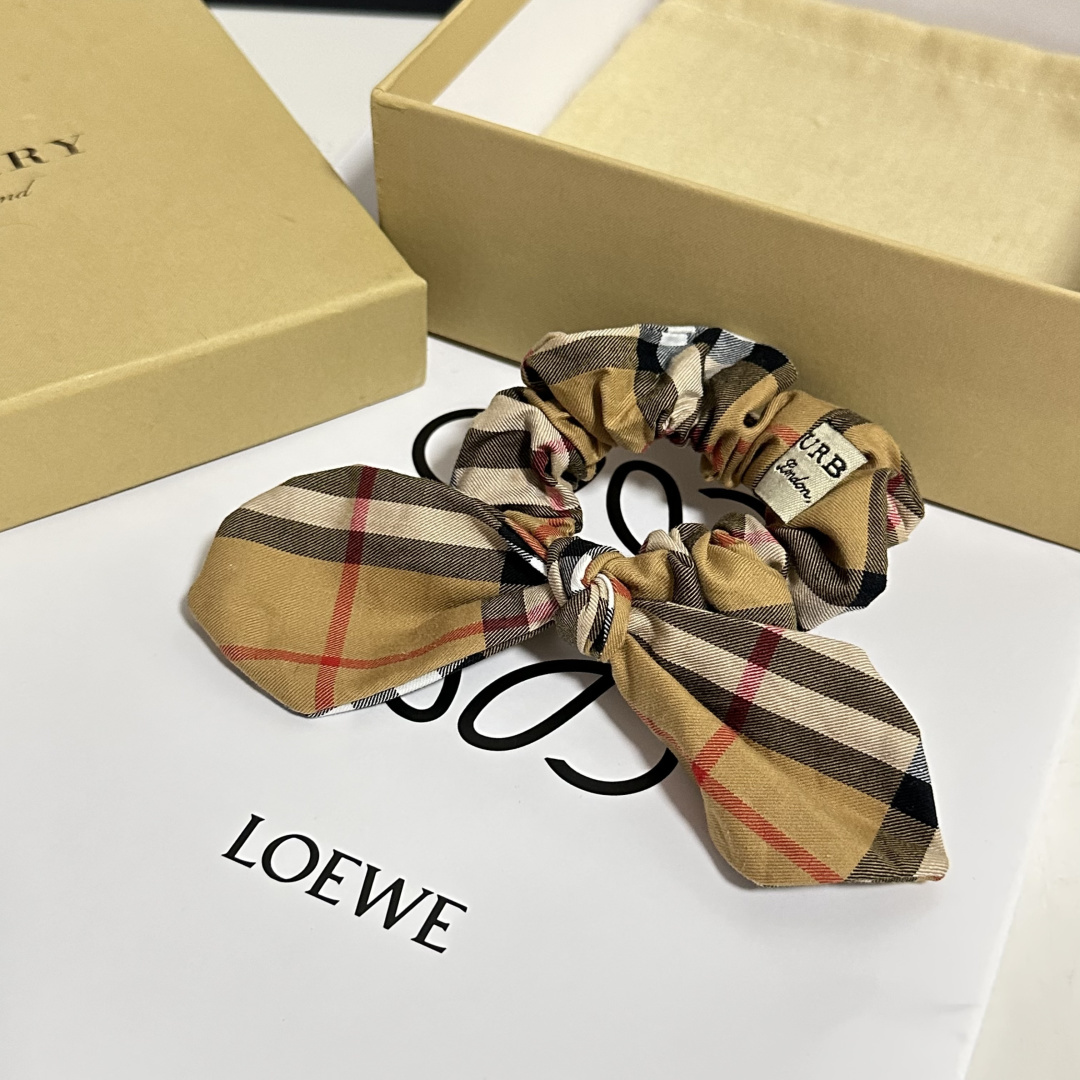 配专柜包装Burberry （巴宝莉）最新真丝轻奢发圈小仙女快入手特殊材质 不嘞头可盐可甜～