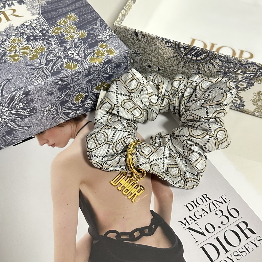 配专柜包装DIOR（迪奥）最新CD轻奢发圈小仙女快入手特殊材质 不嘞头可盐可甜～