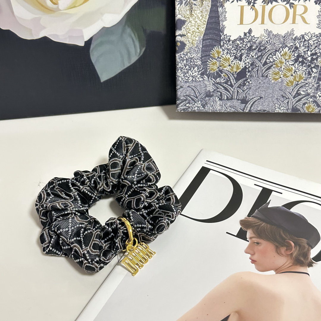 配专柜包装DIOR（迪奥）最新CD轻奢发圈小仙女快入手特殊材质 不嘞头可盐可甜～