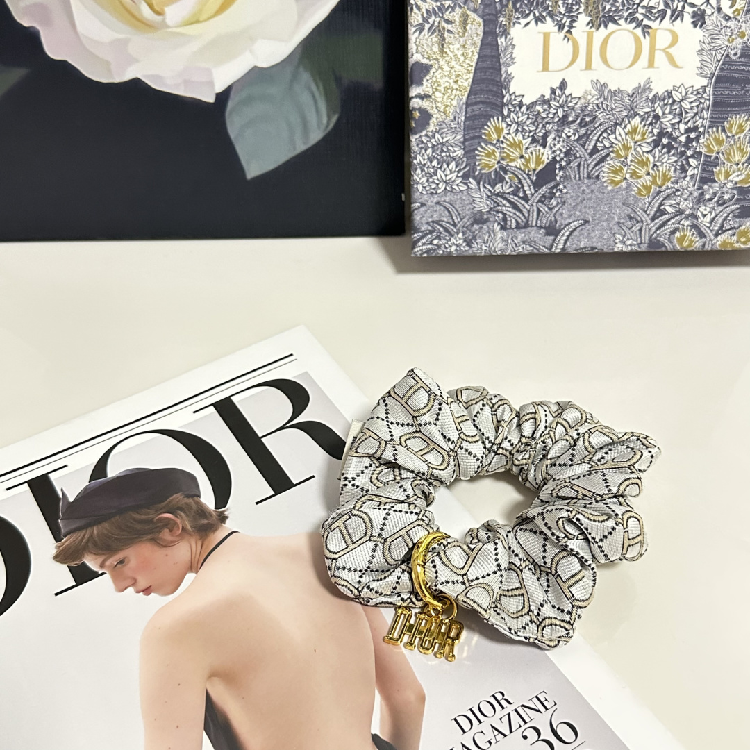 配专柜包装DIOR（迪奥）最新CD轻奢发圈小仙女快入手特殊材质 不嘞头可盐可甜～