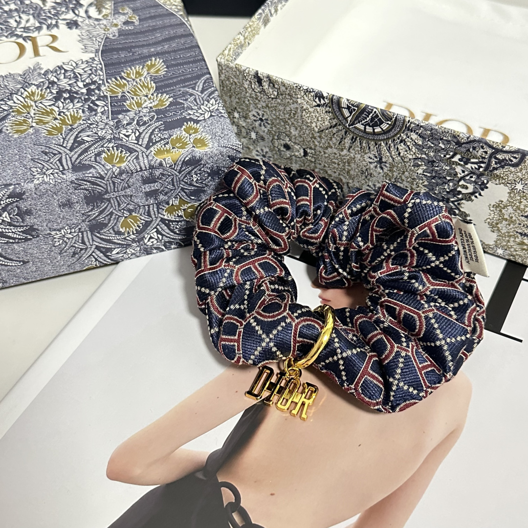 配专柜包装DIOR（迪奥）最新CD轻奢发圈小仙女快入手特殊材质 不嘞头可盐可甜～