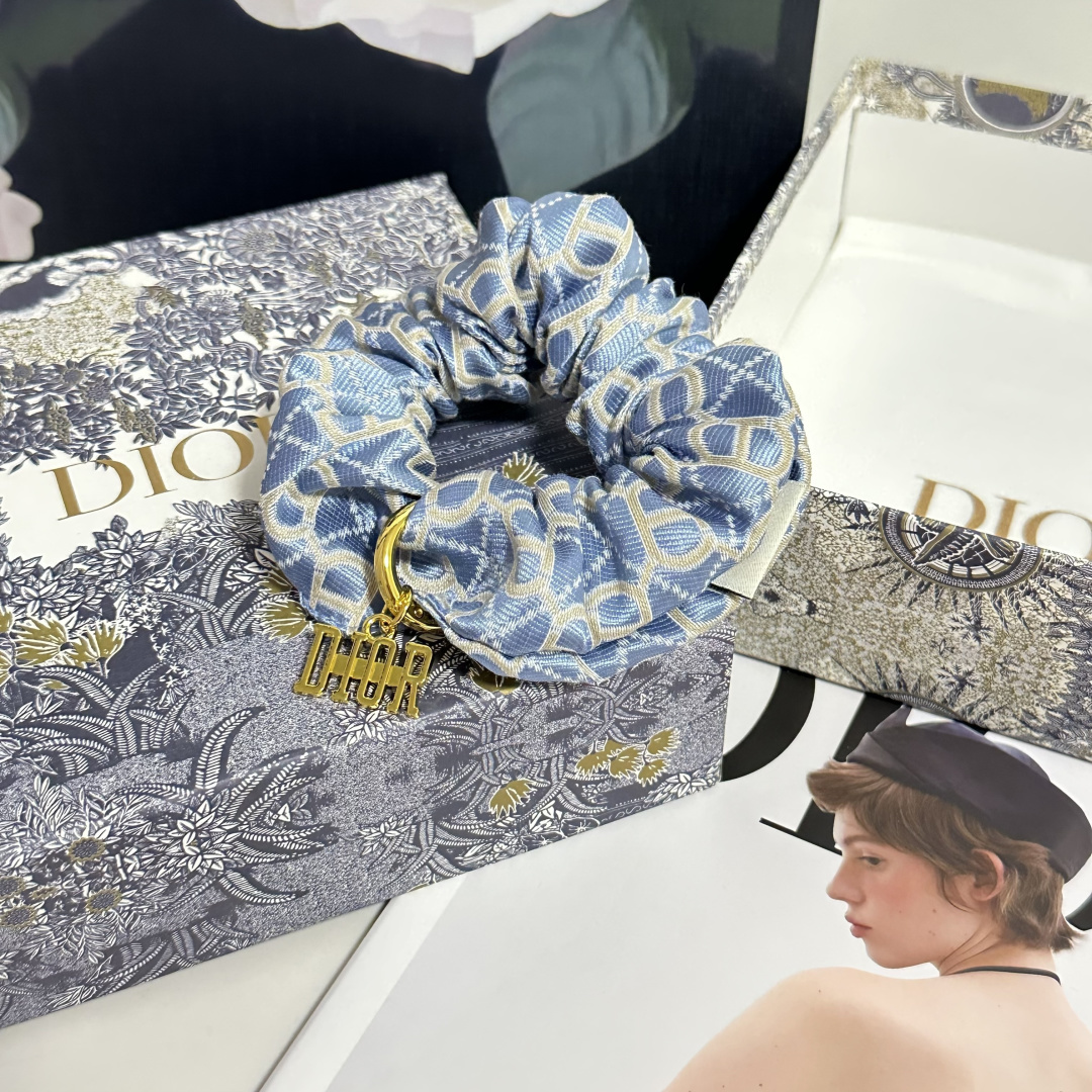 配专柜包装DIOR（迪奥）最新CD轻奢发圈小仙女快入手特殊材质 不嘞头可盐可甜～