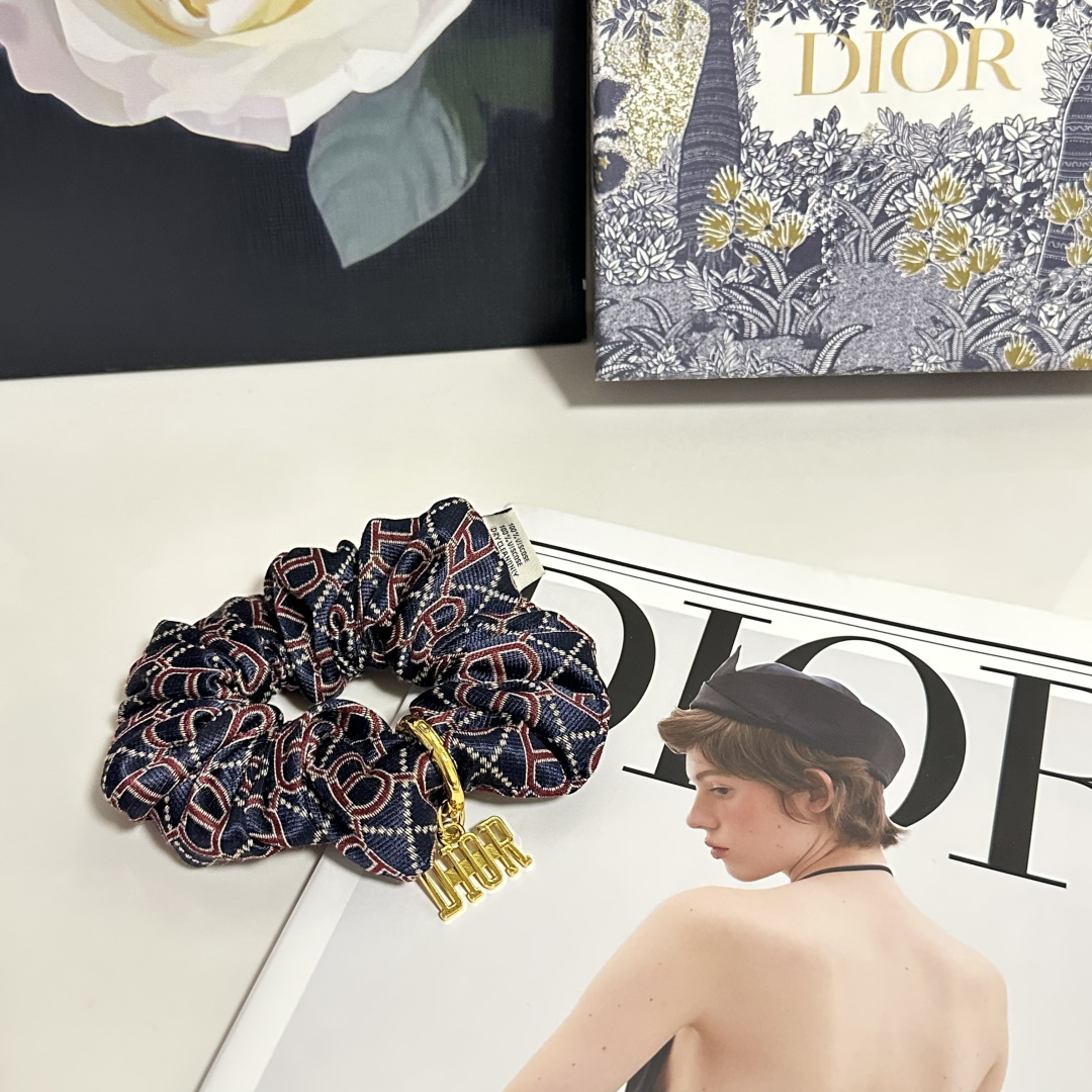 配专柜包装DIOR（迪奥）最新CD轻奢发圈小仙女快入手特殊材质 不嘞头可盐可甜～