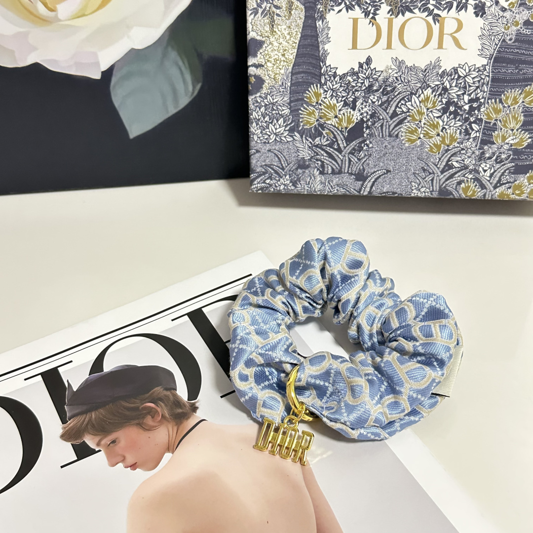 配专柜包装DIOR（迪奥）最新CD轻奢发圈小仙女快入手特殊材质 不嘞头可盐可甜～