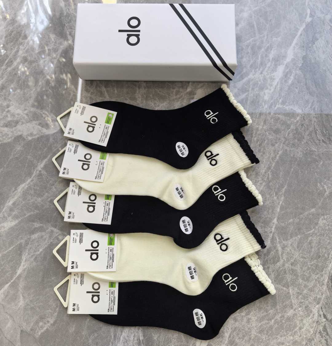 NO:719088,Specially packaged ALO's new embroidered mid-length stockings!  Five pairs in a box, synchronized tube socks at the counter, big brands going out on the street, must-have socks for fashionistas, stockings, socks, socks19860909特 配包装 ALO 新款刺绣中长筒款堆堆袜袜子！一盒五双, 专柜同步筒款袜子,大牌出街,潮人必备超好搭袜子,丝袜,袜子,socks,accessory