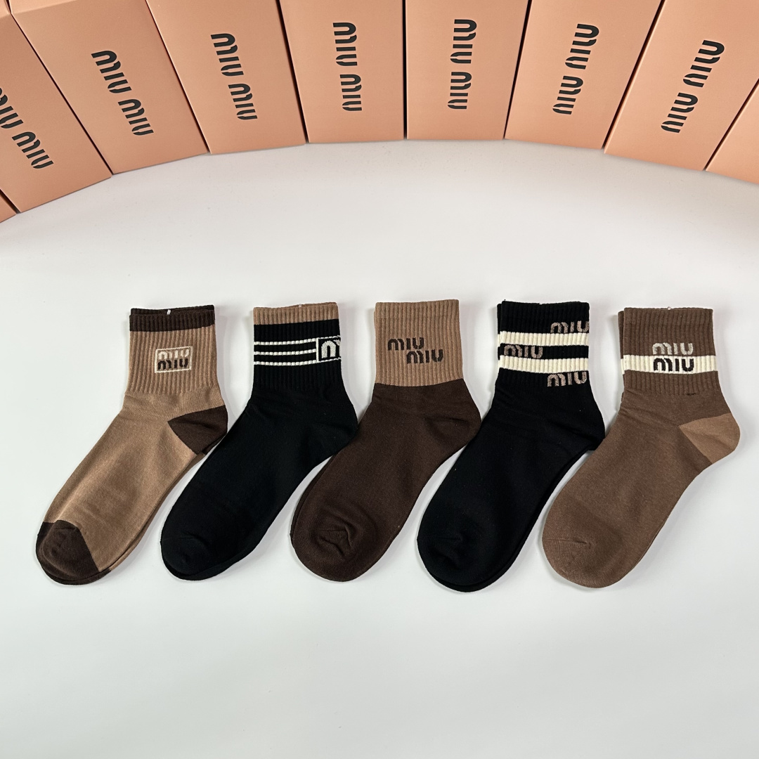 NO:719090,Special packaging MiuMiu's new mid-length pile socks!  Five pairs in a box, synchronized tube socks at the counter, big brands out on the street, must-have socks for fashionistas, stockings, socks, miumiu, socks19860909特 配包装 MiuMiu（缪缪）新款中长款堆堆袜袜子！一盒五双, 专柜同步筒款袜子,大牌出街,潮人必备超好搭袜子,丝袜,袜子,miumiu,socks,accessory