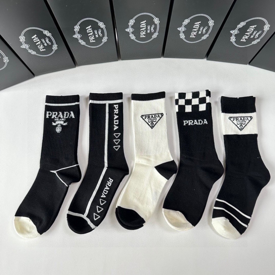 NO:719115,Specially equipped with counter packaging PRADA's new mid-length socks!  Five pairs in a box, synchronized tube socks at the counter, big brands going out on the street, must-have socks for fashionistas, stockings, socks, prada, prada, socks19860909特 配专柜包装 PRADA（普拉达）新款中长款堆堆袜袜子！一盒五双,专柜同步筒袜袜子,大牌出街,潮人必备超好搭袜子,丝袜,袜子,prada,prada,socks,accessory