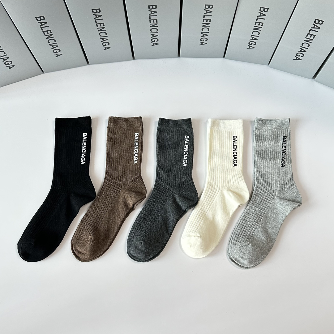 NO:719121,Special packaging: Balenciaga's new hot-stamped classic mid-length socks!  Five pairs in a box, counter-synchronized tube socks, big brands out on the street, a must-have for fashionistas, super easy to match. Socks, stockings, socks, balenciaga, balenciaga, socks19860909特 配包装 Balenciaga（巴黎世家）新款烫印经典中长筒袜堆堆袜袜子！一盒五双, 专柜同步筒袜袜子,大牌出街,潮人必备超好搭.袜子,丝袜,袜子,balenciaga,balenciaga,socks,accessory
