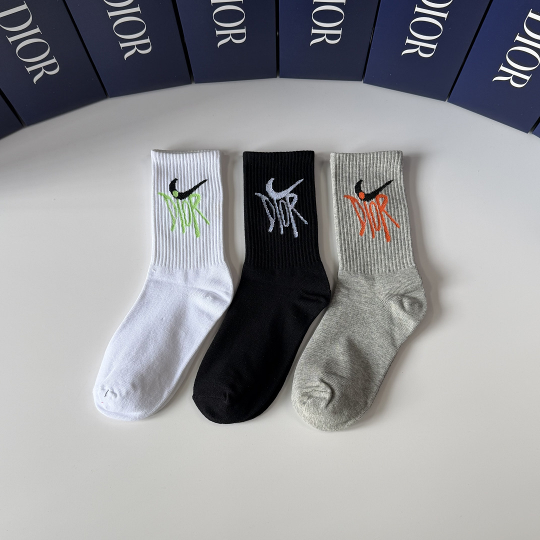 NO:719110,Special packaging DIOR (Dior) Nike co-branded new classic mid-length socks pile socks!  Three pairs in a box, synchronized tube socks in the counter, big brands out on the street, a must-have for fashionistas, super easy to match. Socks, stockings, socks, dior, dior, socks19860909特 配包装 DIOR（迪奥）耐克联名新款经典中长款袜堆堆袜袜子！一盒三双, 专柜同步筒款袜子,大牌出街,潮人必备超好搭.袜子,丝袜,袜子,dior,dior,socks,accessory