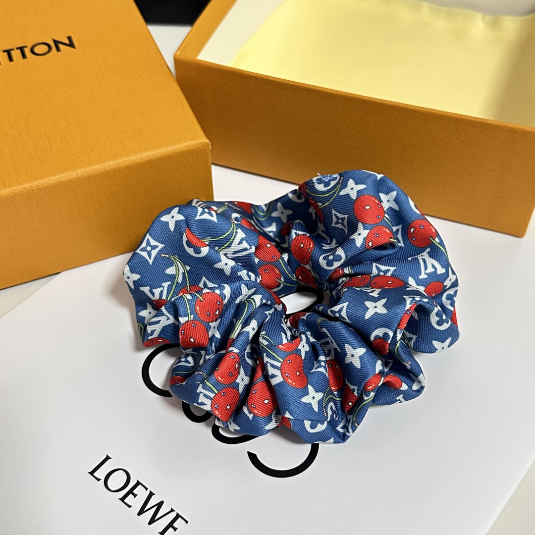 配专柜包装Lv（路易威登）最新真丝樱桃🍒轻奢发圈小仙女快入手特殊材质 不嘞头可盐可甜～