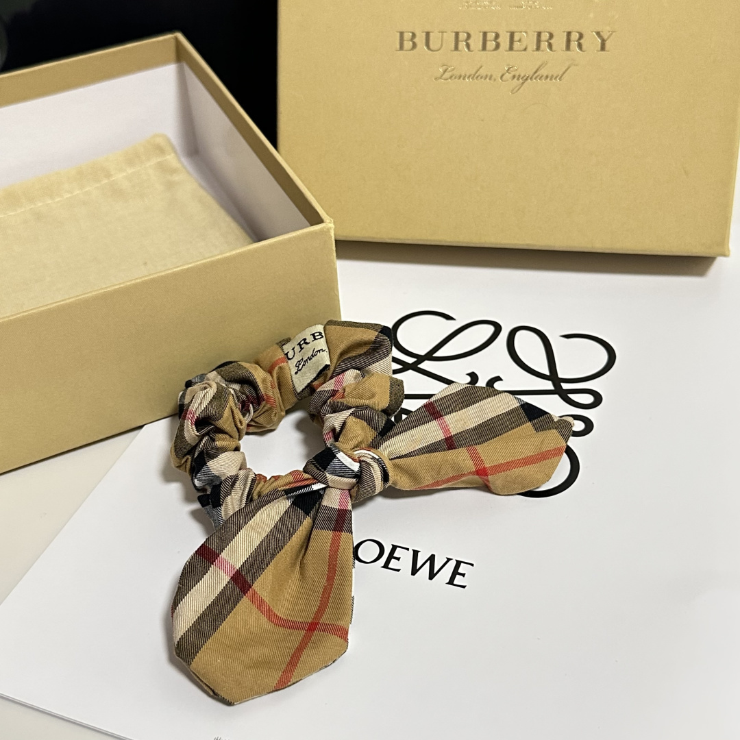 配专柜包装Burberry （巴宝莉）最新真丝轻奢发圈小仙女快入手特殊材质 不嘞头可盐可甜～