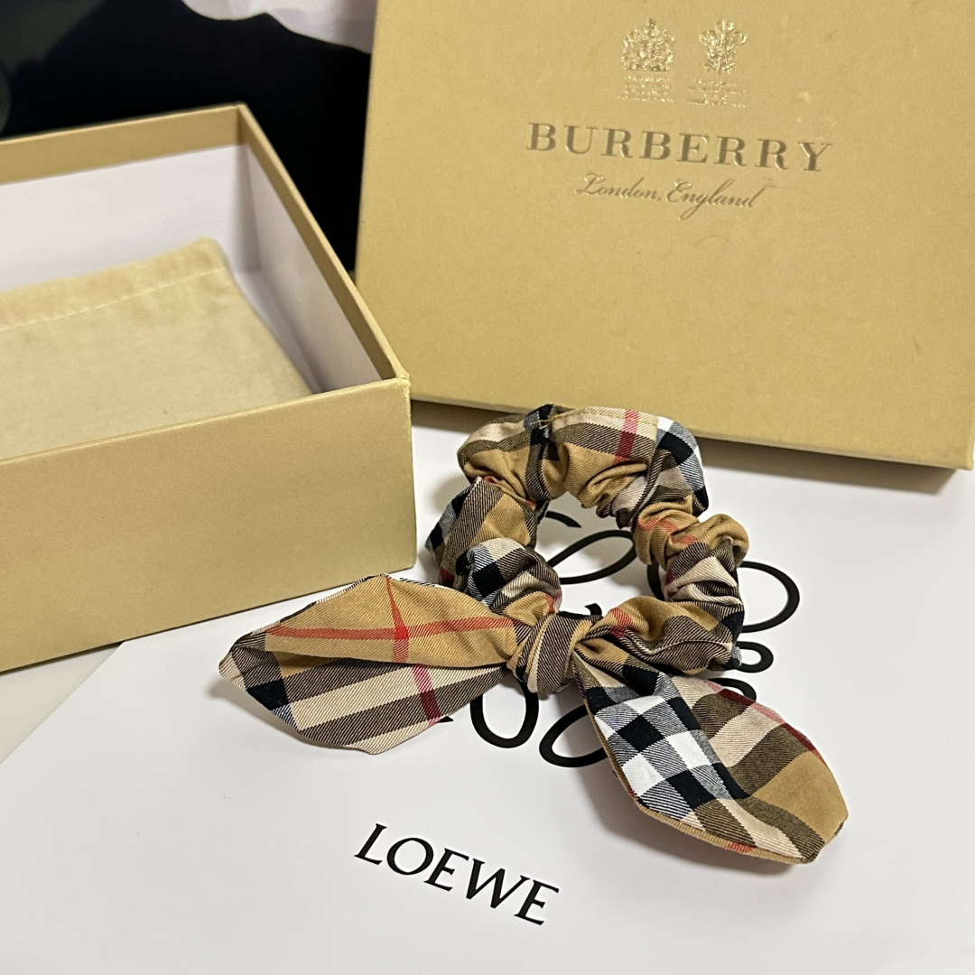 配专柜包装Burberry （巴宝莉）最新真丝轻奢发圈小仙女快入手特殊材质 不嘞头可盐可甜～