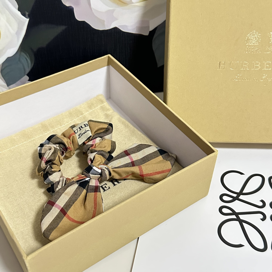 配专柜包装Burberry （巴宝莉）最新真丝轻奢发圈小仙女快入手特殊材质 不嘞头可盐可甜～