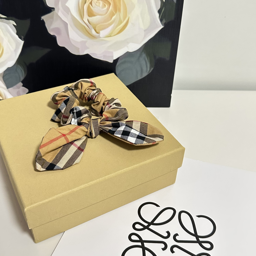 配专柜包装Burberry （巴宝莉）最新真丝轻奢发圈小仙女快入手特殊材质 不嘞头可盐可甜～