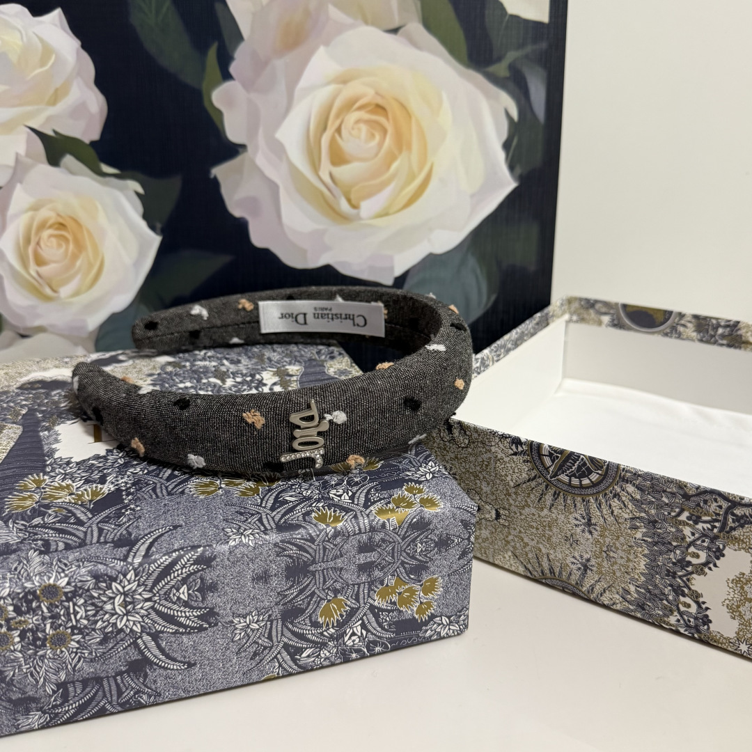 配专柜包装DIOR（迪奥）最新发箍小仙女快入手特殊材质 不嘞头可盐可甜～