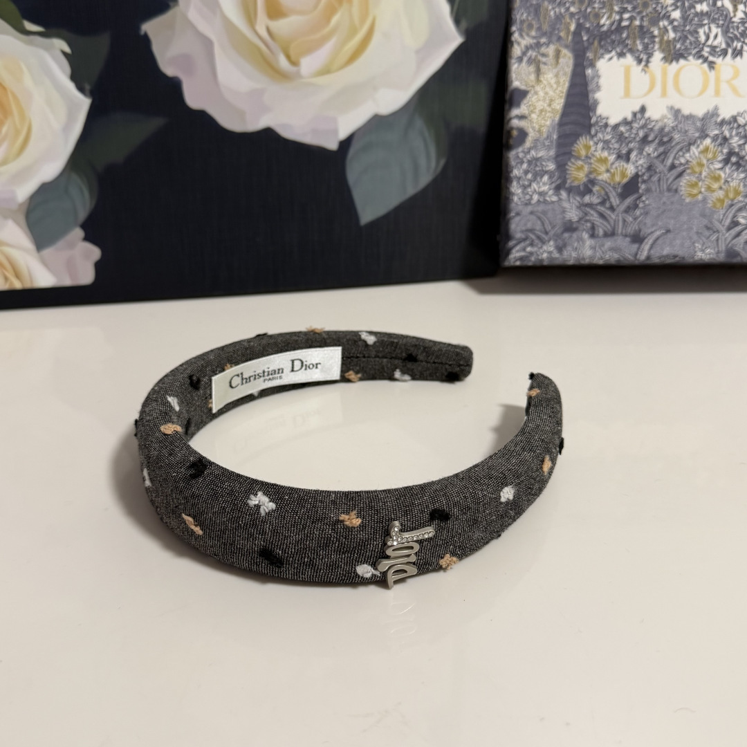配专柜包装DIOR（迪奥）最新发箍小仙女快入手特殊材质 不嘞头可盐可甜～