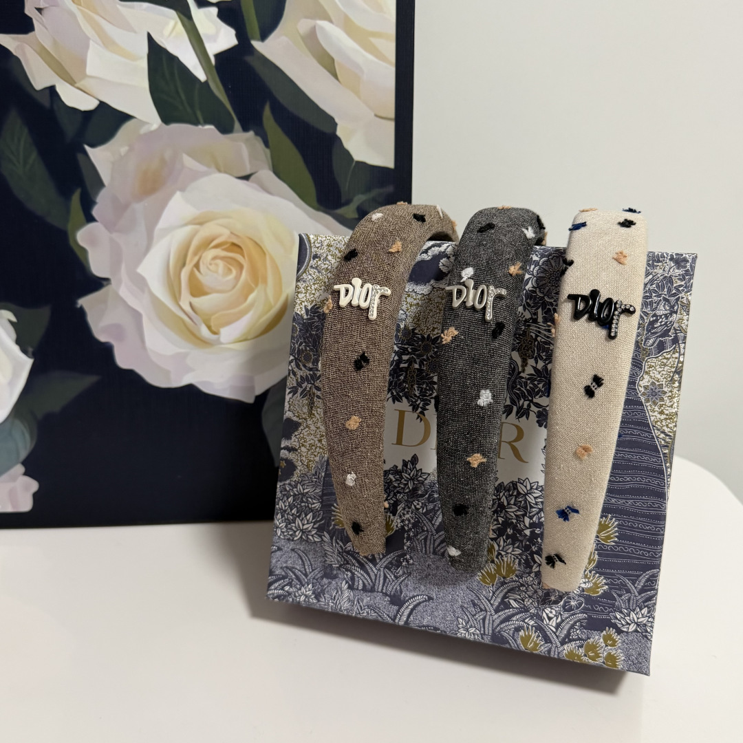 配专柜包装DIOR（迪奥）最新发箍小仙女快入手特殊材质 不嘞头可盐可甜～