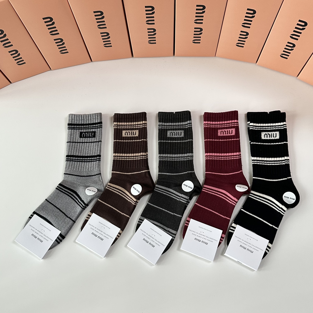 NO:719114,Specially equipped with counter packaging MiuMiu's new wool mid-length pile socks!  Five pairs in a box, counter-synchronized tube socks, big brands out on the street, a must-have for fashionistas, super easy to match. Socks, stockings, socks, miumiu, socks19860909特 配专柜包装 MiuMiu（缪缪）新款羊毛中长款堆堆袜袜子！一盒五双,专柜同步筒袜袜子,大牌出街,潮人必备超好搭.袜子,丝袜,袜子,miumiu,socks,accessory