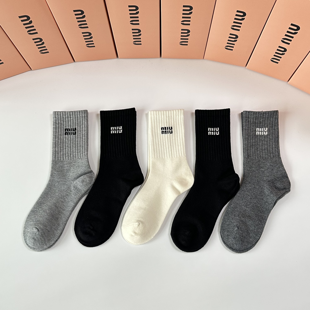 NO:719134,Special counter packaging MiuMiu's new mid-length socks!  Five pairs in a box, counter-synchronized tube socks, big brands out on the street, a must-have for fashionistas, super easy to match. Socks, stockings, socks, miumiu, socks19860909特配专柜包装 MiuMiu（缪缪）新款中长款堆堆袜袜子！一盒五双,专柜同步筒袜袜子,大牌出街,潮人必备超好搭.袜子,丝袜,袜子,miumiu,socks,accessory