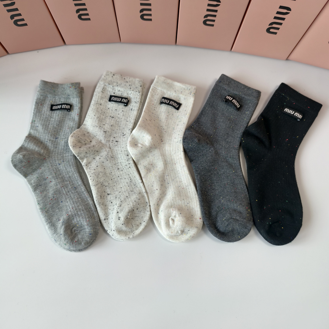 NO:719142,Special packaging MiuMiu's new mid-length pile socks!  Five pairs in a box, synchronized tube socks at the counter, big brands out on the street, must-have socks for fashionistas, stockings, socks, miumiu, socks19860909特 配包装 MiuMiu（缪缪）新款中长款堆堆袜袜子！一盒五双, 专柜同步筒款袜子,大牌出街,潮人必备超好搭袜子,丝袜,袜子,miumiu,socks,accessory