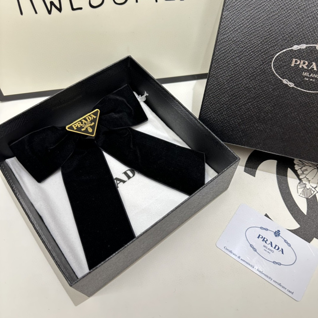 配专柜包装PRADA（普拉达）官网同款最新蝴蝶结五金丝绒发夹#信我！人手必备的单品 这件必须买洋气神仙颜