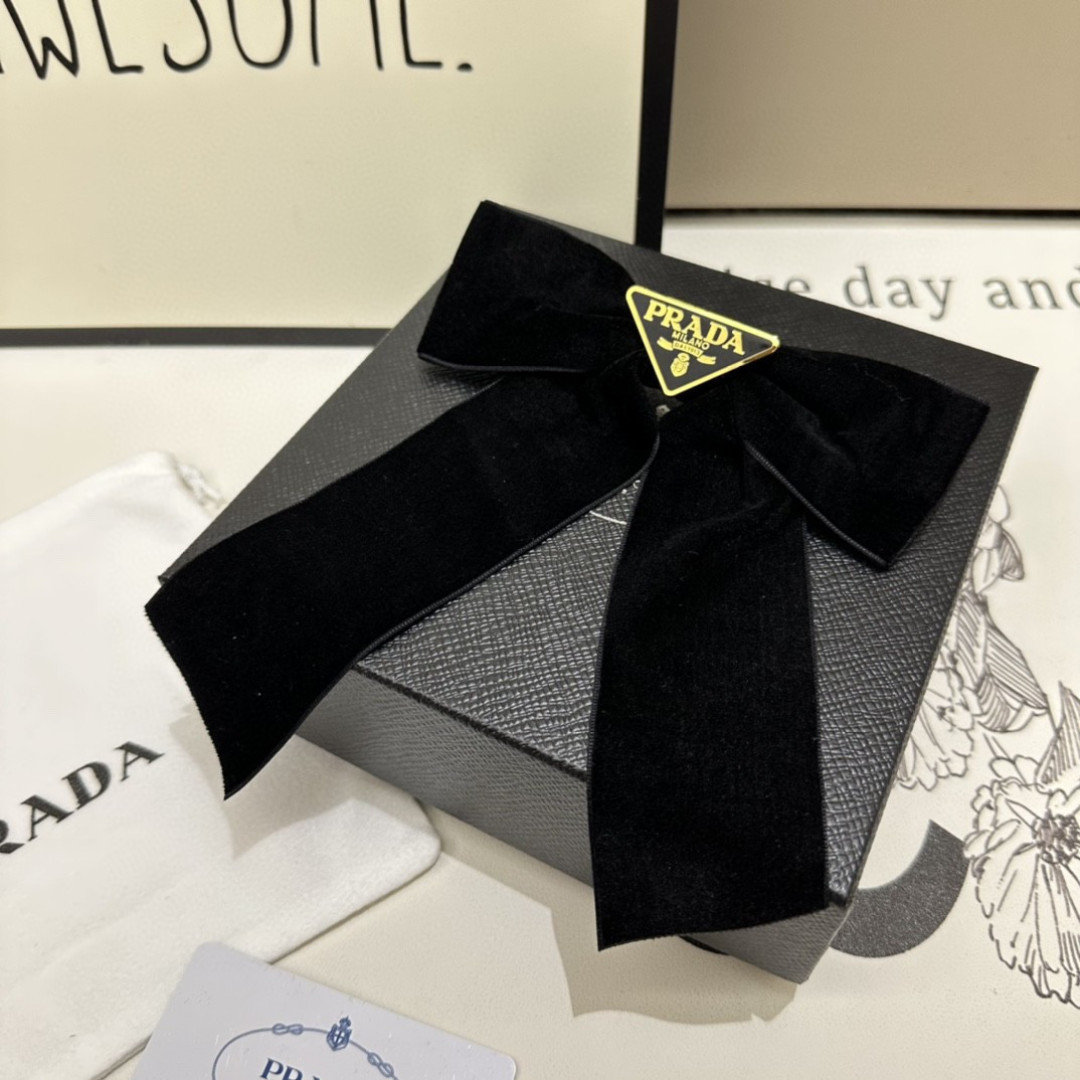 配专柜包装PRADA（普拉达）官网同款最新蝴蝶结五金丝绒发夹#信我！人手必备的单品 这件必须买洋气神仙颜