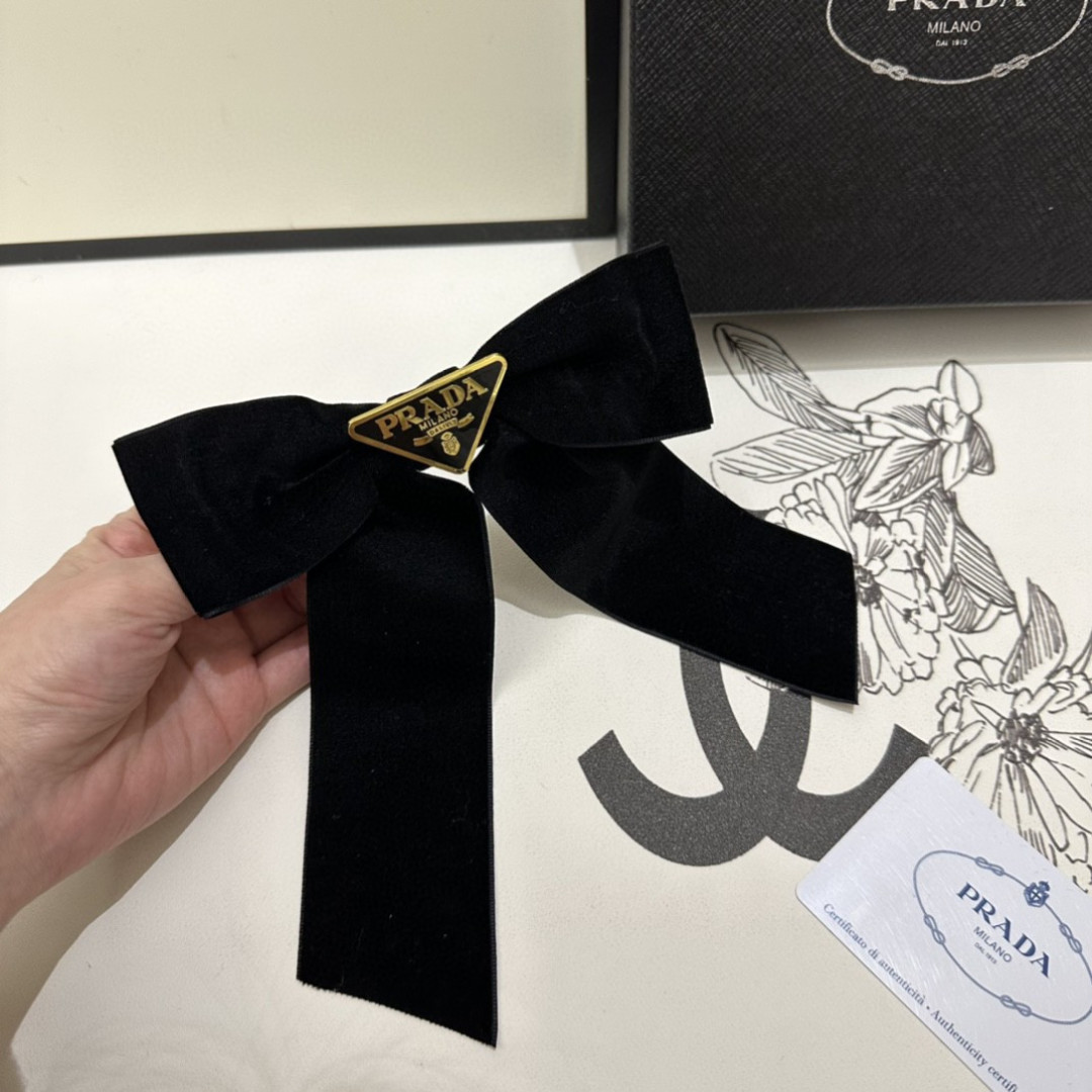 配专柜包装PRADA（普拉达）官网同款最新蝴蝶结五金丝绒发夹#信我！人手必备的单品 这件必须买洋气神仙颜