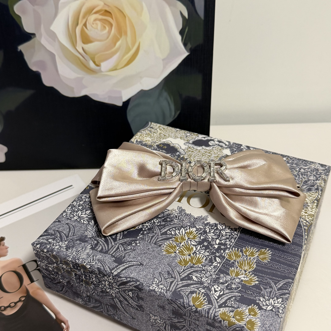 配专柜包装DIOR（迪奥）最新蝴蝶结中古五金水钻发夹#信我！人手必备的单品 这件必须买洋气神仙颜值💕💫小