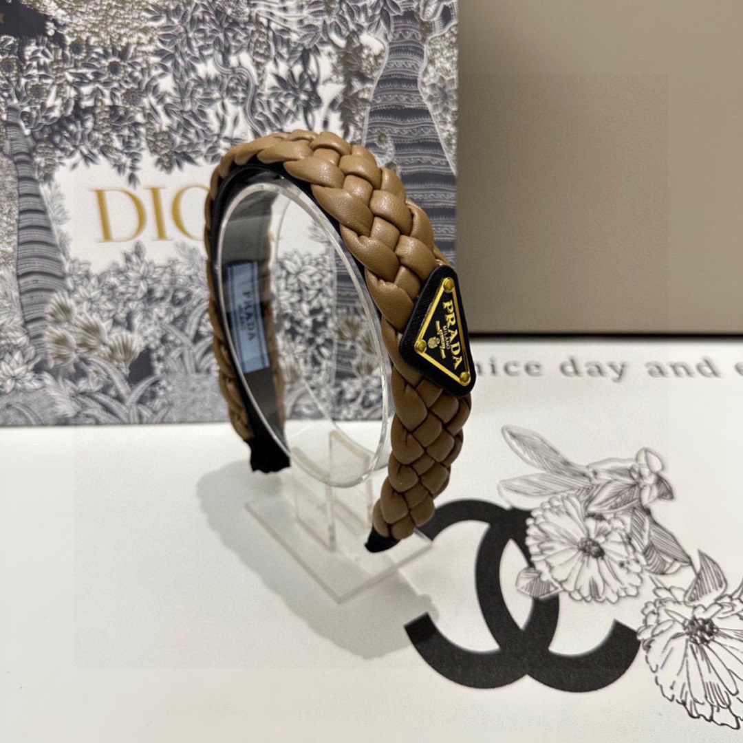 配专柜包装Prada（普拉达）最新发箍小仙女快入手特殊材质 不嘞头可盐可甜～