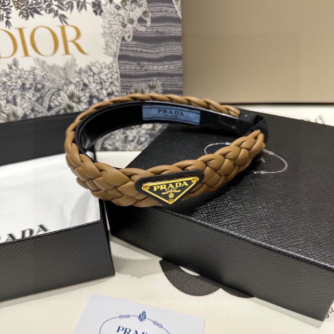 配专柜包装Prada（普拉达）最新发箍小仙女快入手特殊材质 不嘞头可盐可甜～