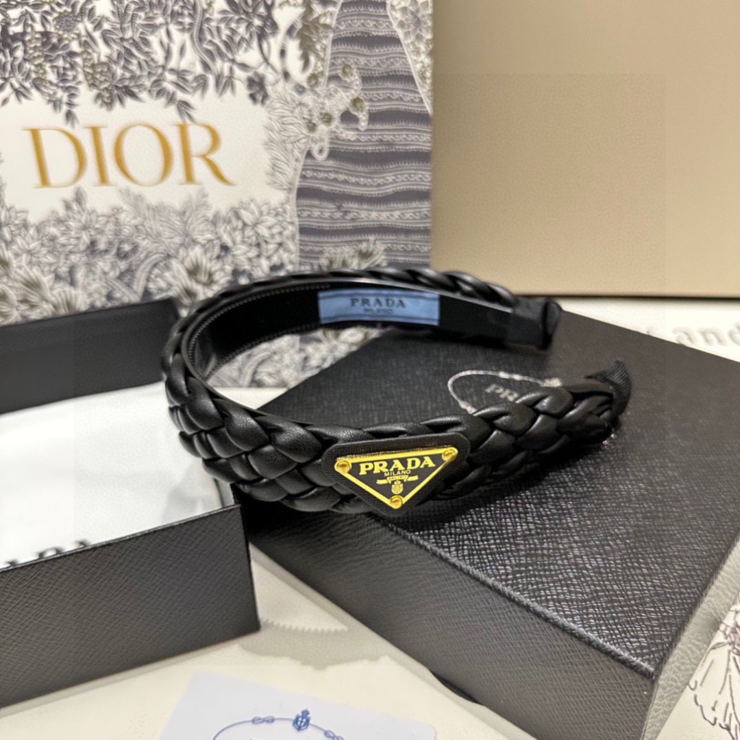 配专柜包装Prada（普拉达）最新发箍小仙女快入手特殊材质 不嘞头可盐可甜～