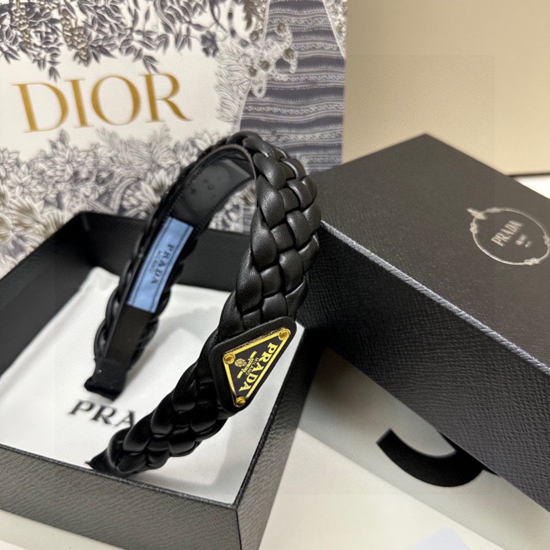 配专柜包装Prada（普拉达）最新发箍小仙女快入手特殊材质 不嘞头可盐可甜～