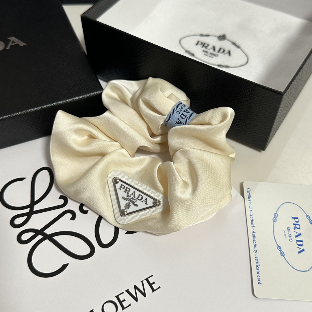 （单个）配全套包装Prada（普拉达）爆款发圈，专柜款出货一看就特别高档 超级百搭 必须自留