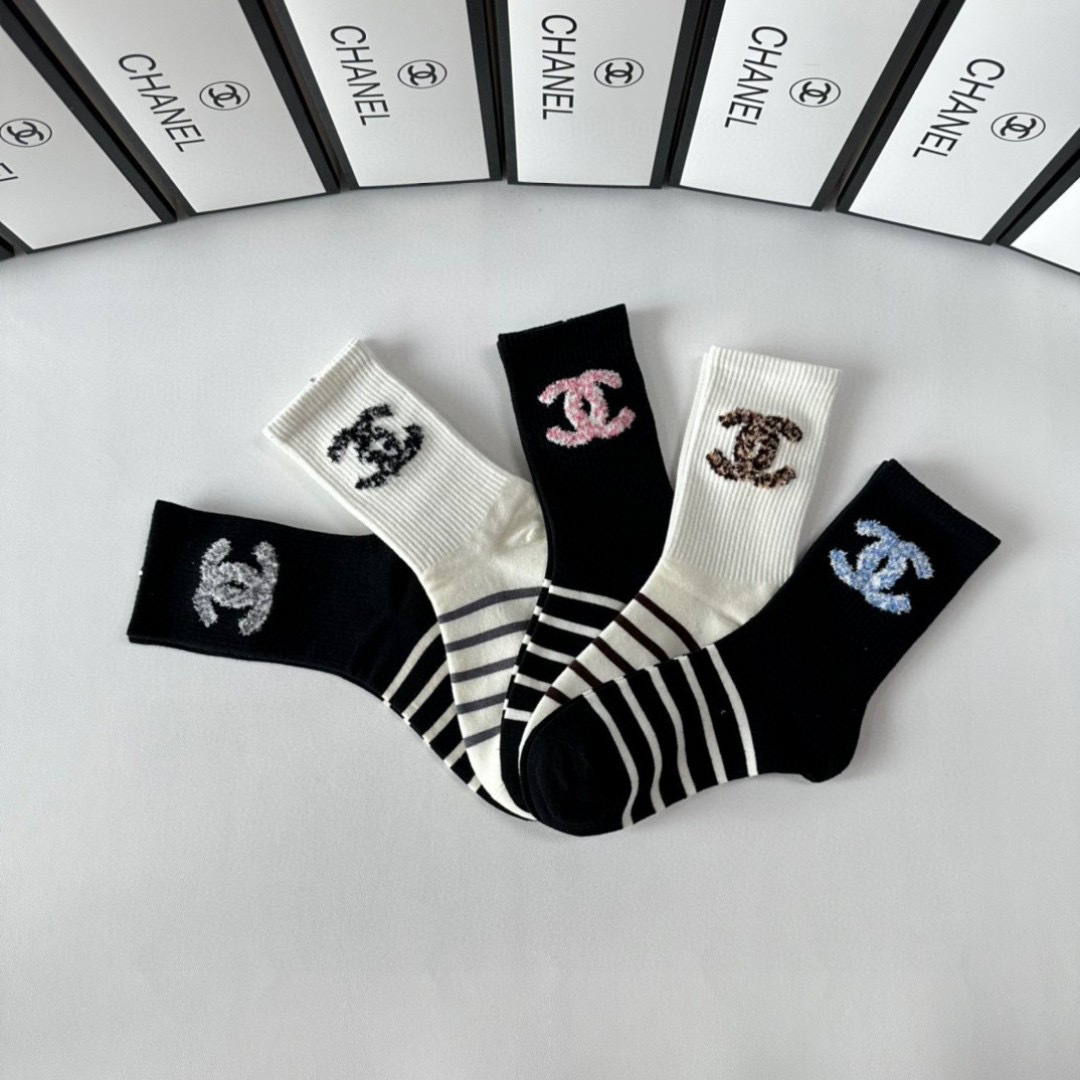 💛配专柜包装Chanel（香奈儿）新款中长款堆堆袜袜子！一盒五双，专柜同步筒袜袜子，💛大牌出街，潮人必备