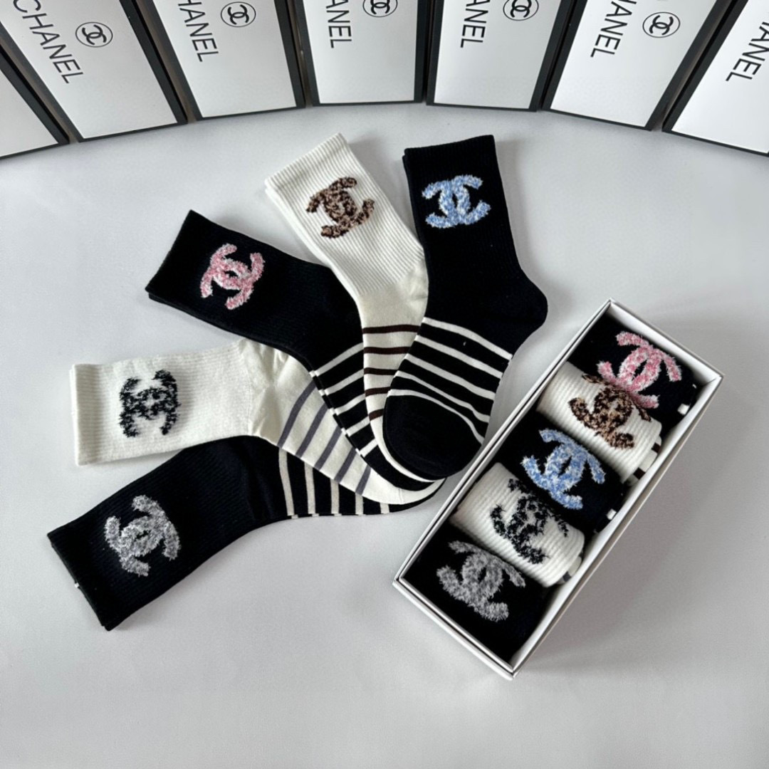 💛配专柜包装Chanel（香奈儿）新款中长款堆堆袜袜子！一盒五双，专柜同步筒袜袜子，💛大牌出街，潮人必备